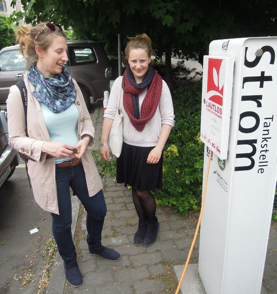 Still hard to find: a service station to charge e-cars Juli Maier (left) with SCI organizer Hanna Treu on the alternative city tour on renewable energy